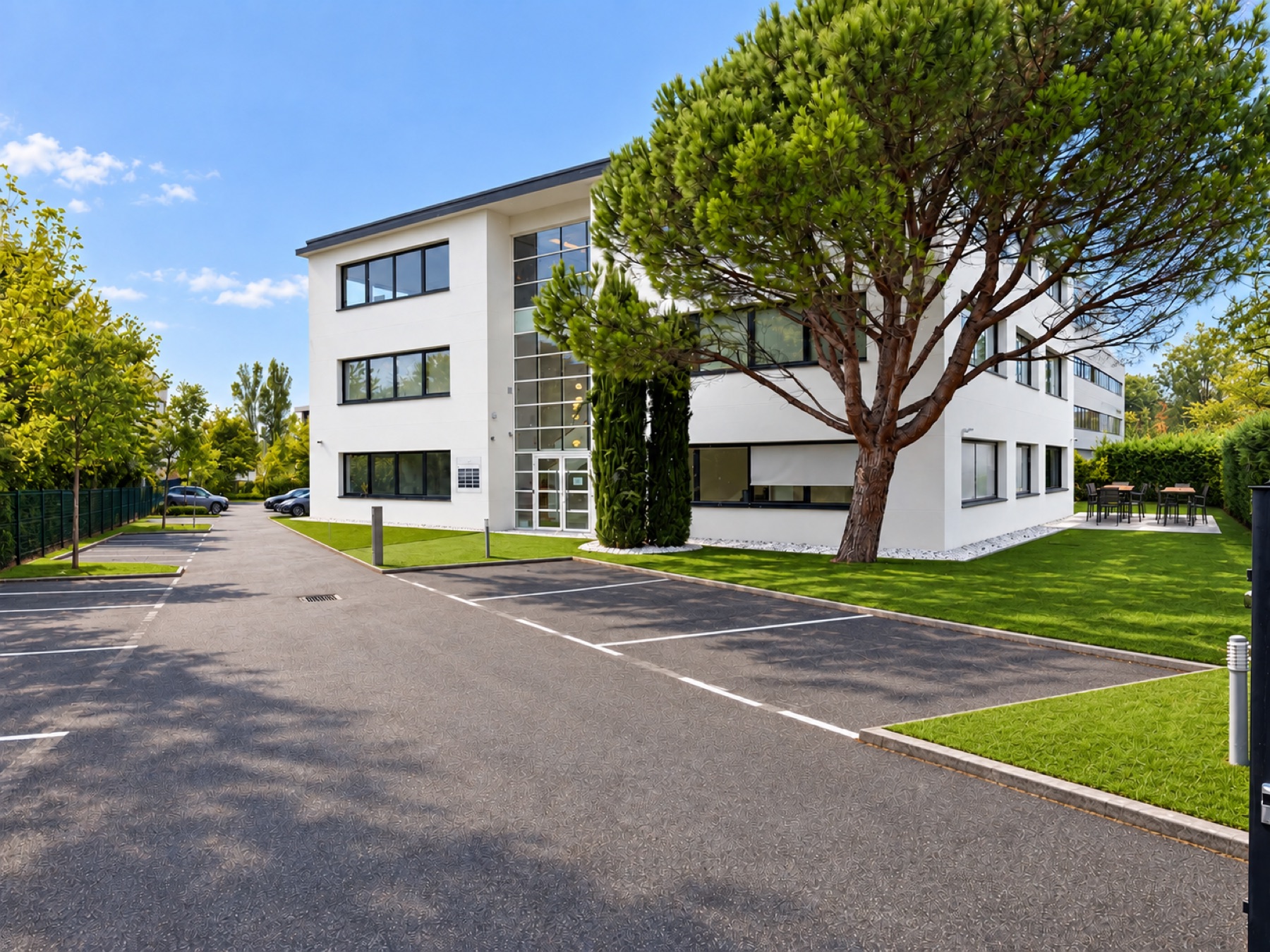 Projection de la façade et du parking avec terrasse dans le jardin